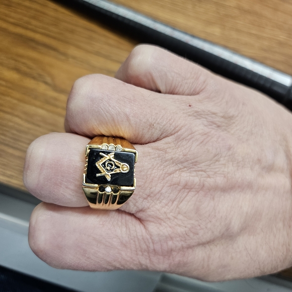 Gold and Black Masonic Ring - Picture 3 of 13